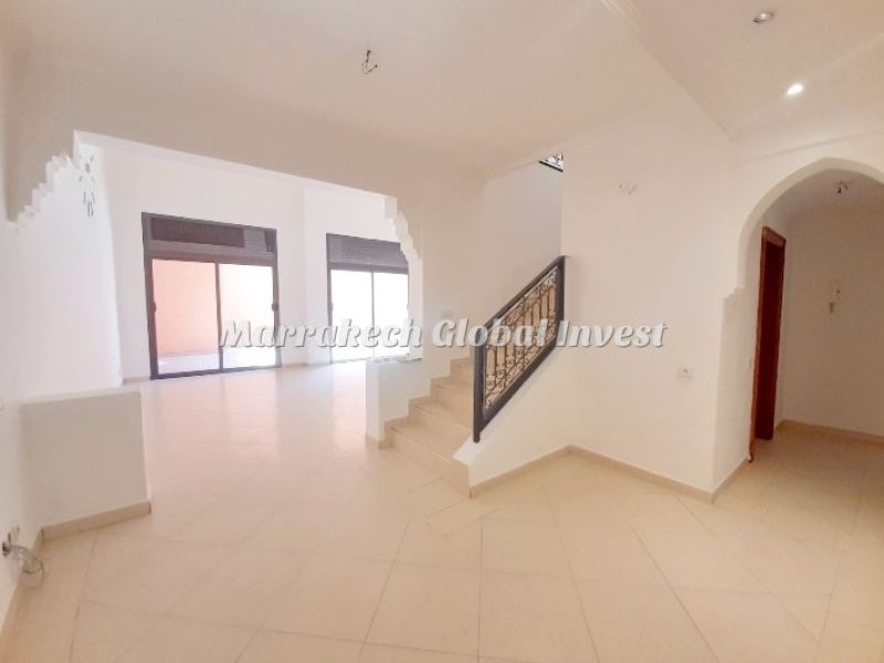 Duplex 3 chambres vide avec cour et mezzanine à louer – Guéliz, Marrakech