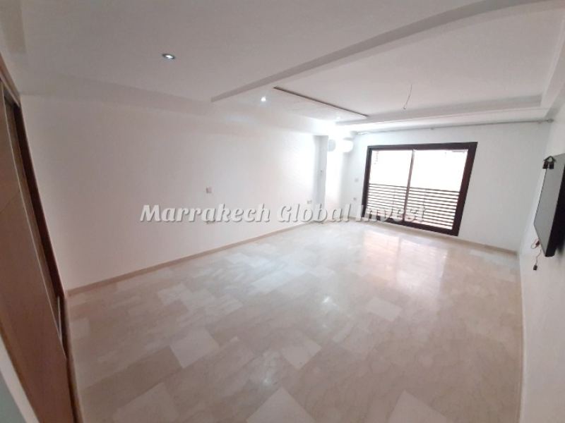 Duplex semi-meublé avec terrasse sur piscine à louer – Guéliz, Marrakech